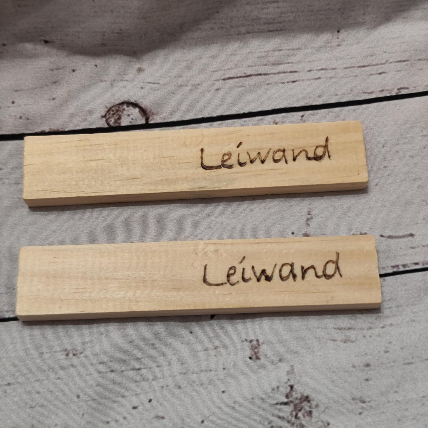 Holzklötzchen mit Brandmalerei – Deko & Geschenkanhänger