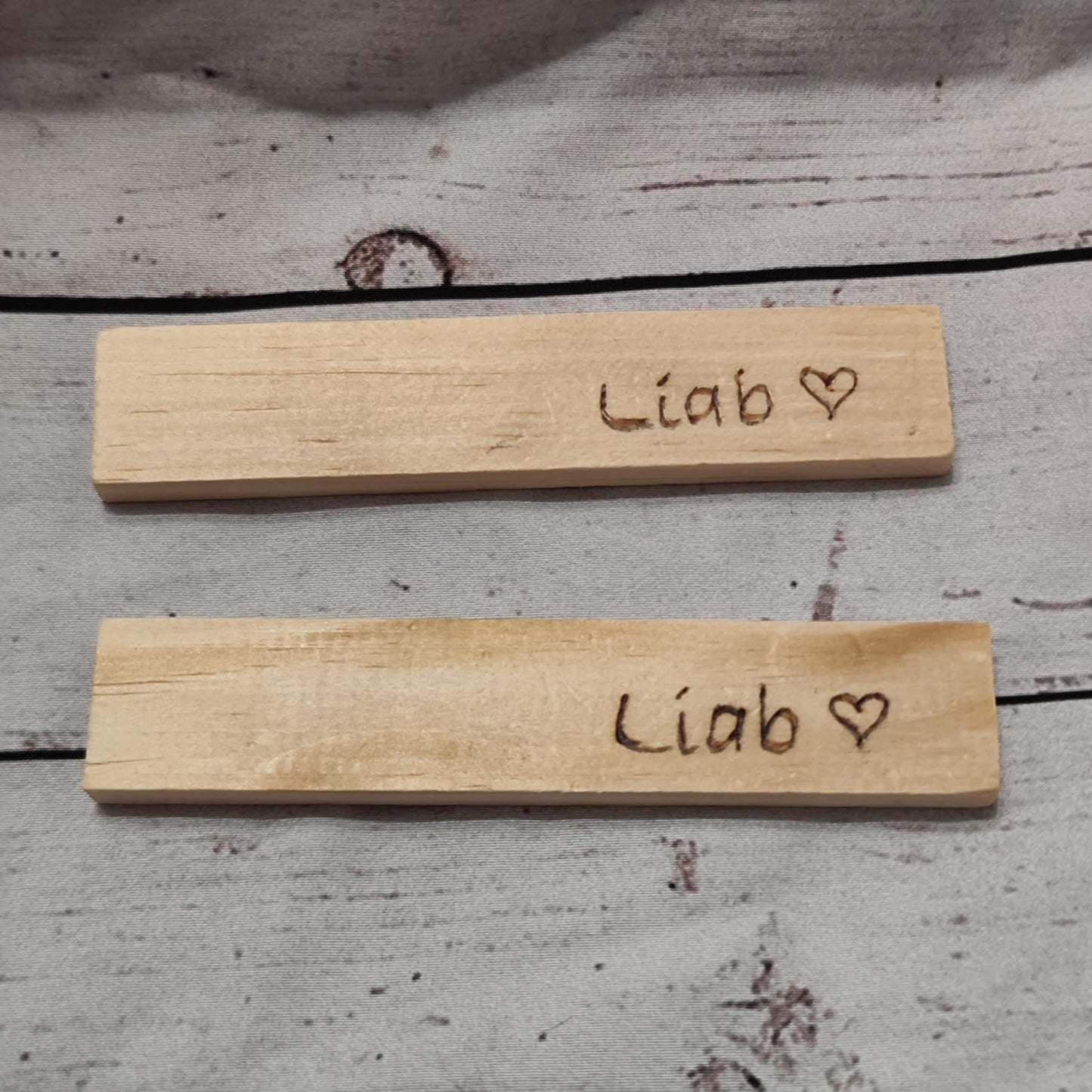 Holzklötzchen mit Brandmalerei – Deko & Geschenkanhänger