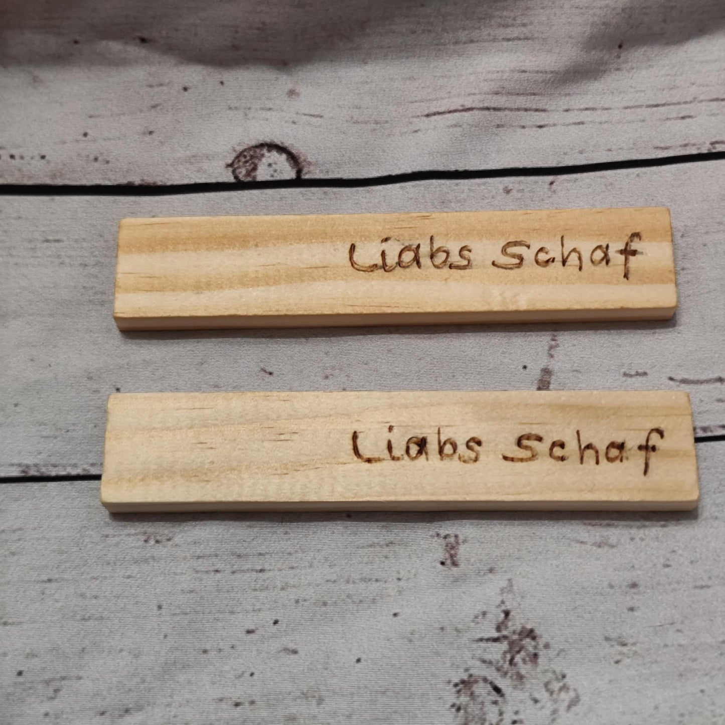 Holzklötzchen mit Brandmalerei – Deko & Geschenkanhänger