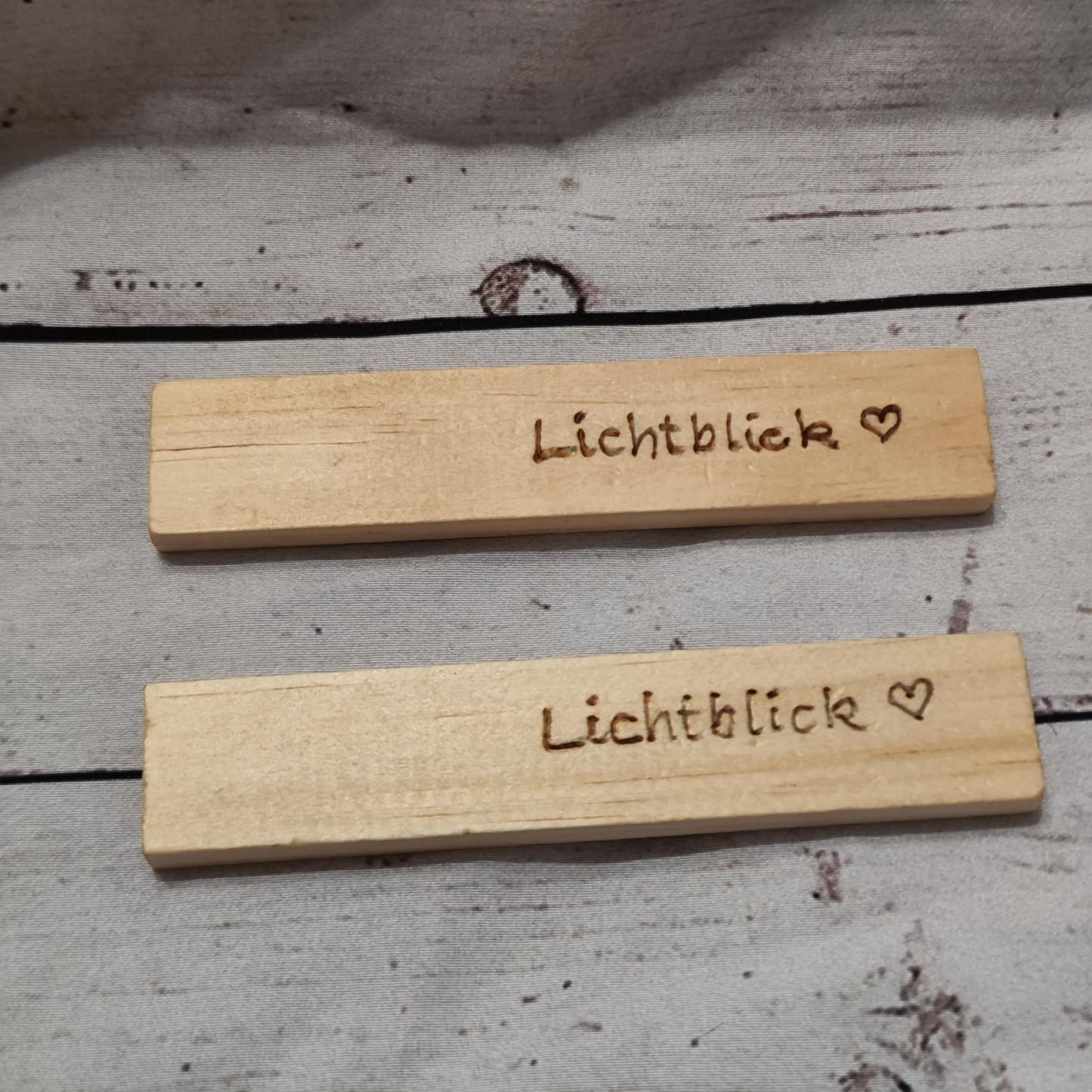 Holzklötzchen mit Brandmalerei – Deko & Geschenkanhänger