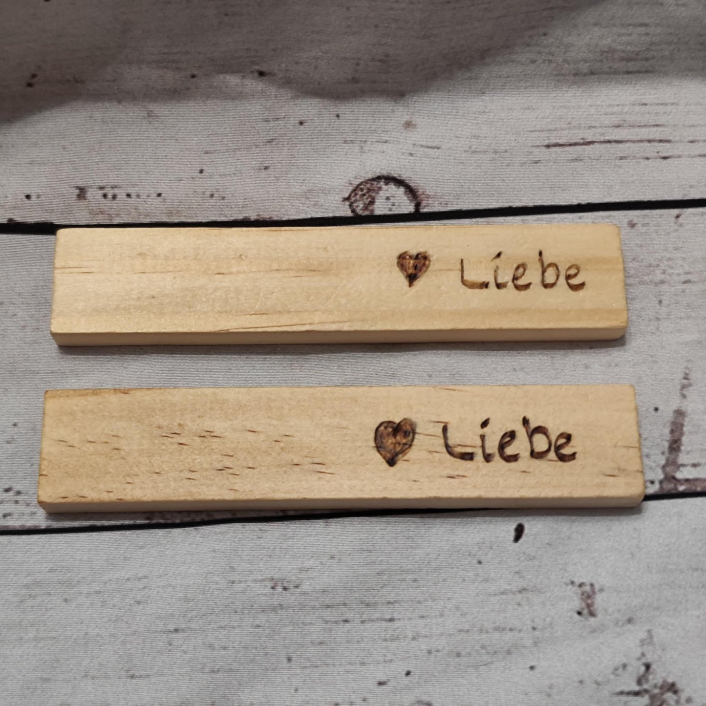 Holzklötzchen mit Brandmalerei – Deko & Geschenkanhänger