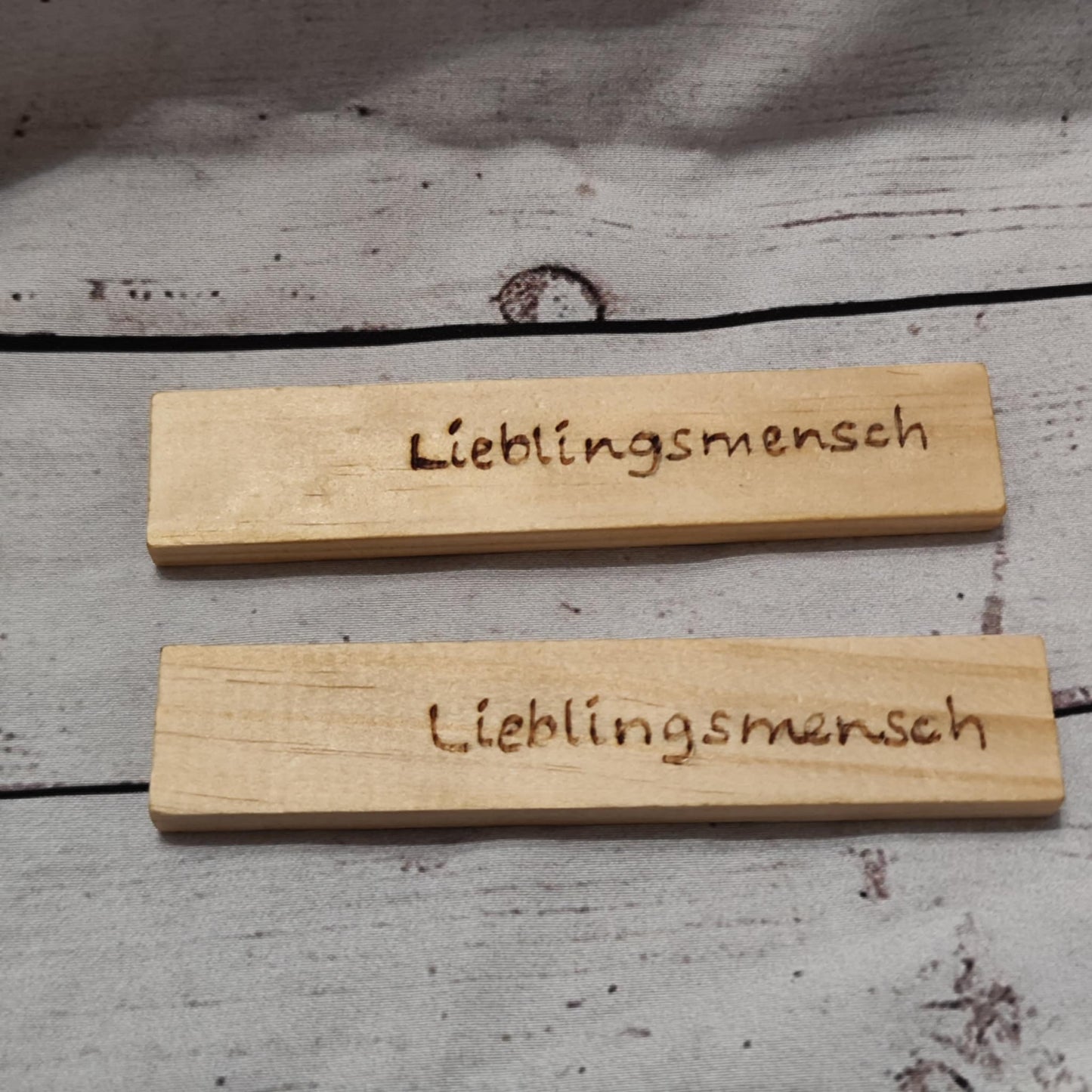 Holzklötzchen mit Brandmalerei – Deko & Geschenkanhänger