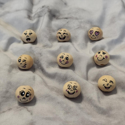 💁‍♀️ 9er-Set Mädelsgesichter – handbemalte Holzköpfchen mit Charakter