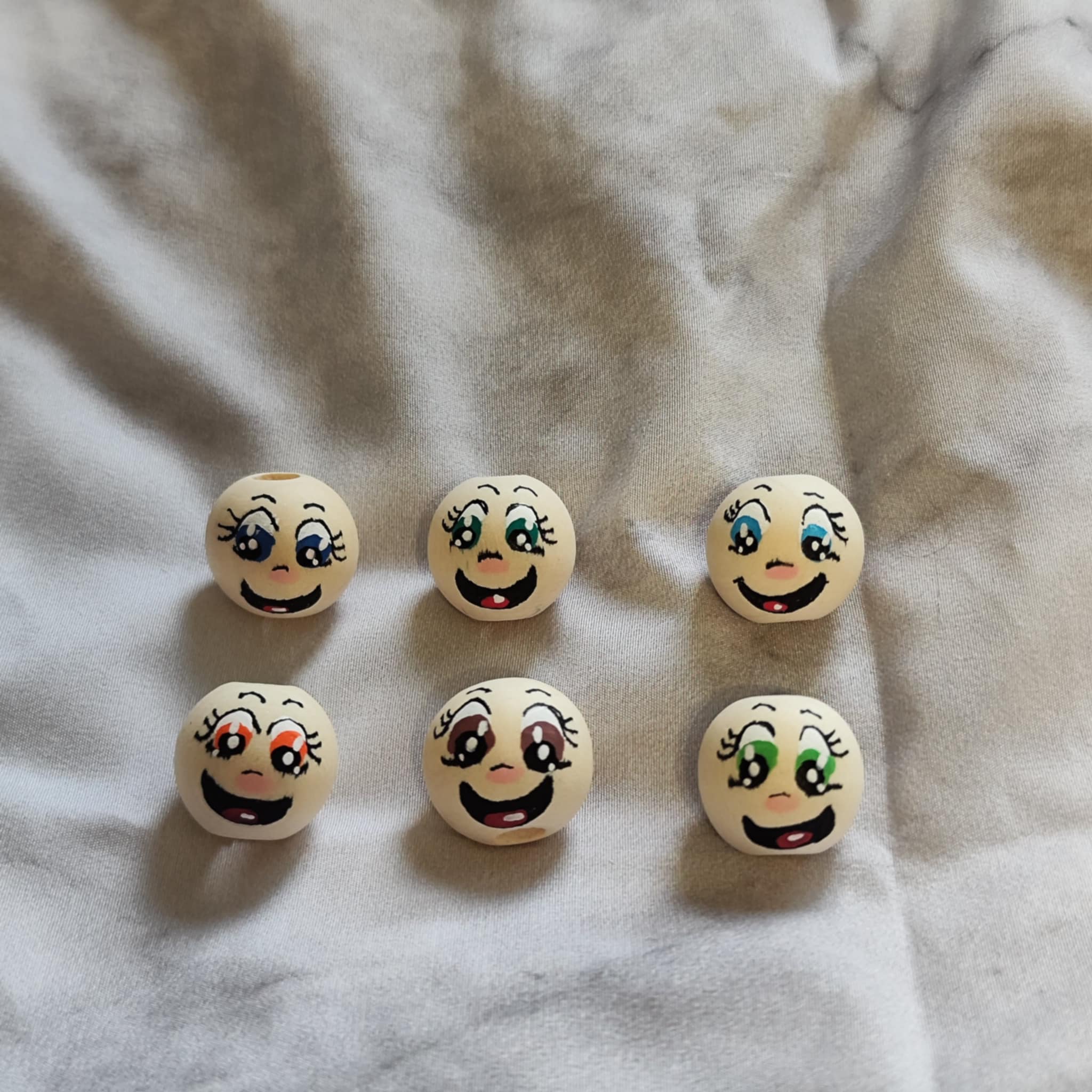 Freche Mädels 6er-Set – handbemalte Holzköpfe mit großen, farbigen Augen, 2 cm