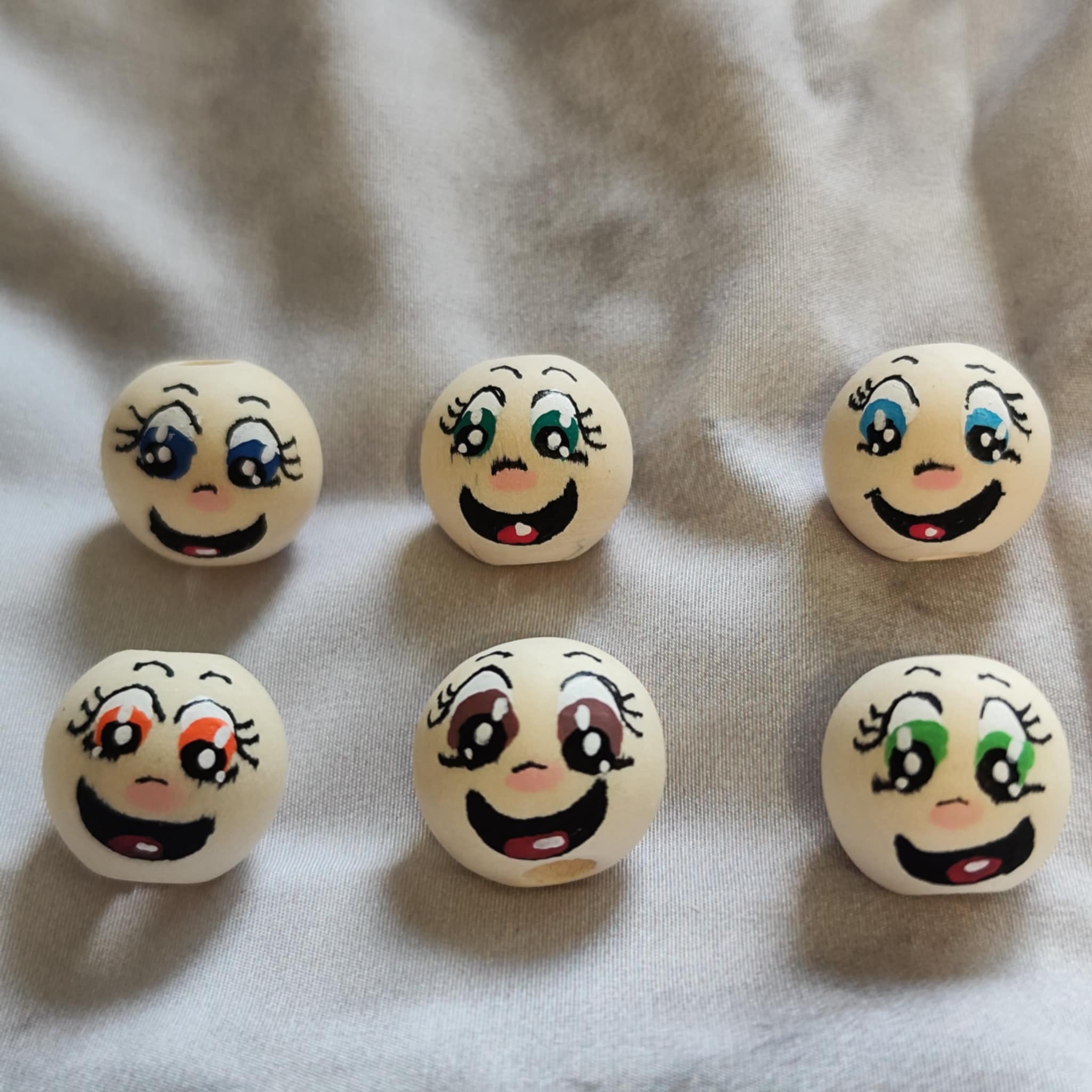 Freche Mädels 6er-Set – handbemalte Holzköpfe mit großen, farbigen Augen, 2 cm