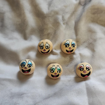 Freche Mädels 5er-Set – handbemalte Holzköpfe mit schimmernden Metallic-Augen, 2 cm