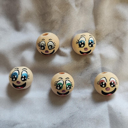 Freche Mädels 5er-Set – handbemalte Holzköpfe mit schimmernden Metallic-Augen, 2 cm