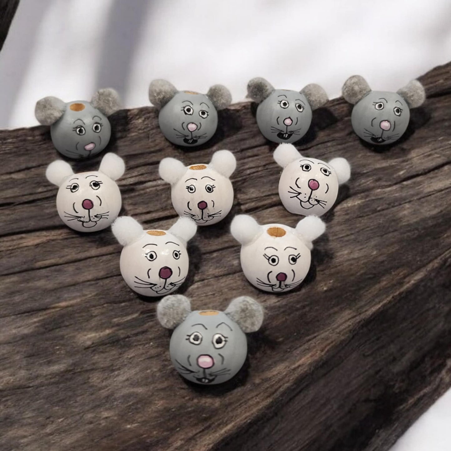 Mäuse mit Pompon-Ohren (2 cm oder 2,5 cm) – Handbemalte Holzperlen