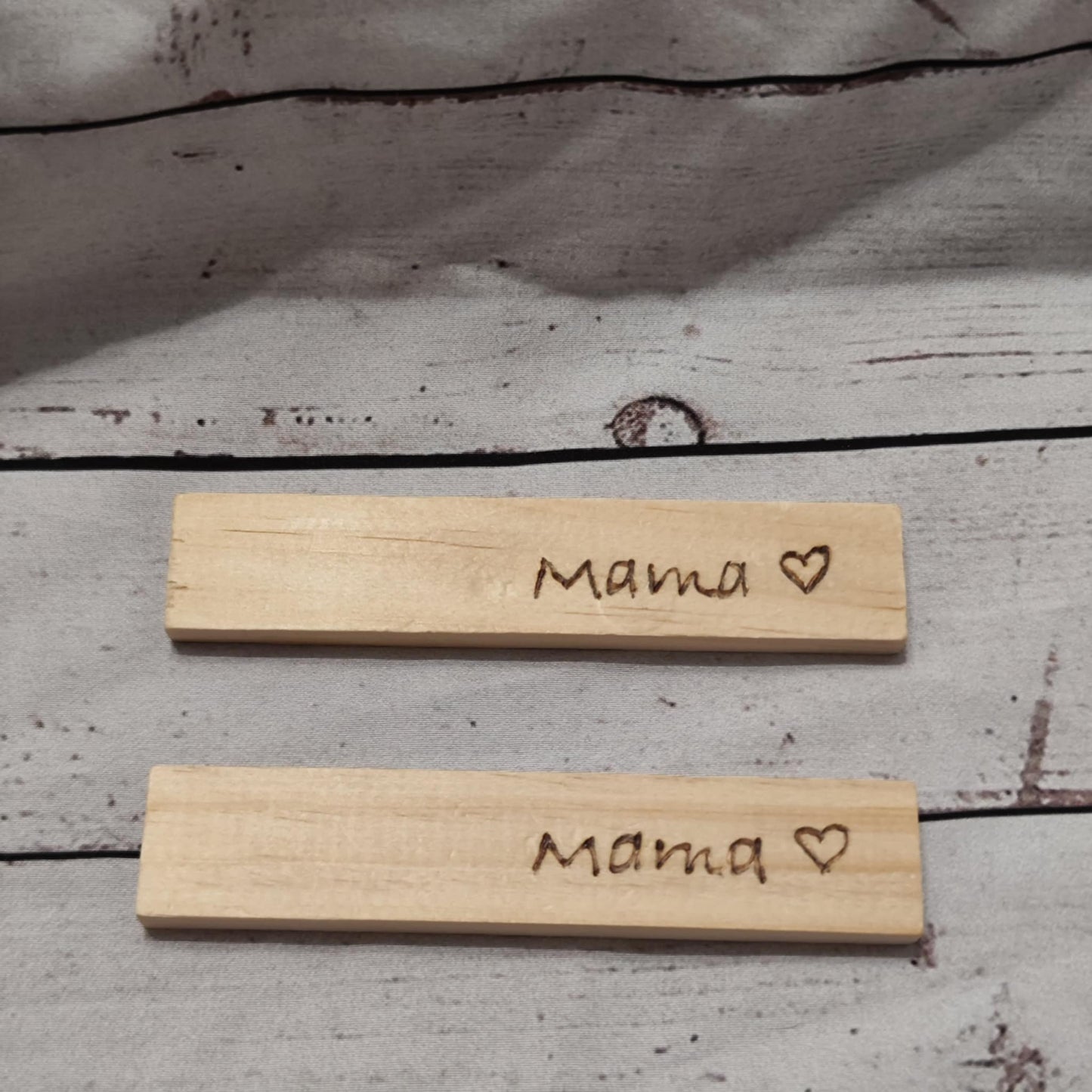 Holzklötzchen mit Brandmalerei – Deko & Geschenkanhänger