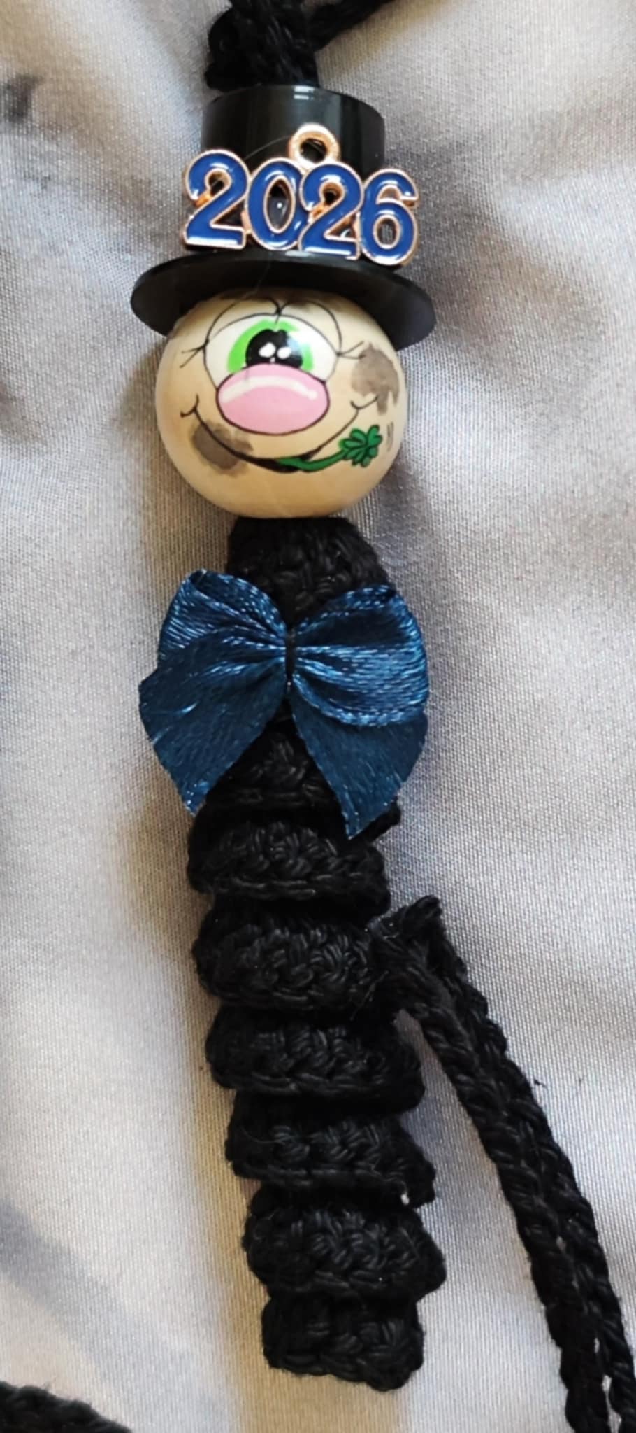 Gehäkelter Rauchfangkehrer mit bunter Fliege – Silvester Glücksbringer