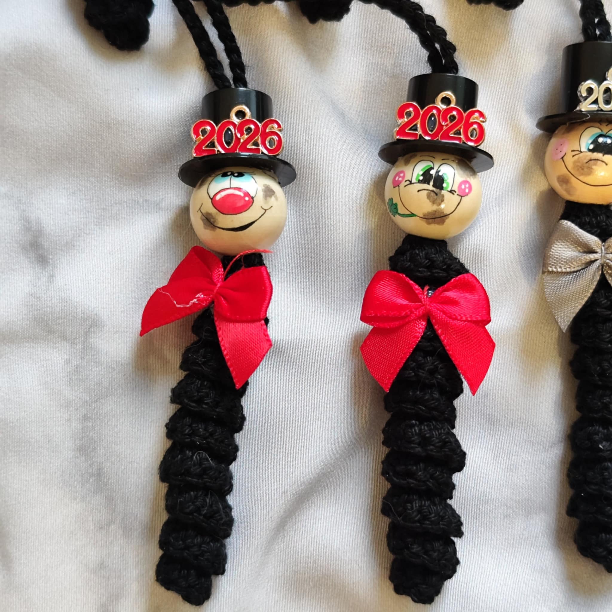 Gehäkelter Rauchfangkehrer mit bunter Fliege – Silvester Glücksbringer