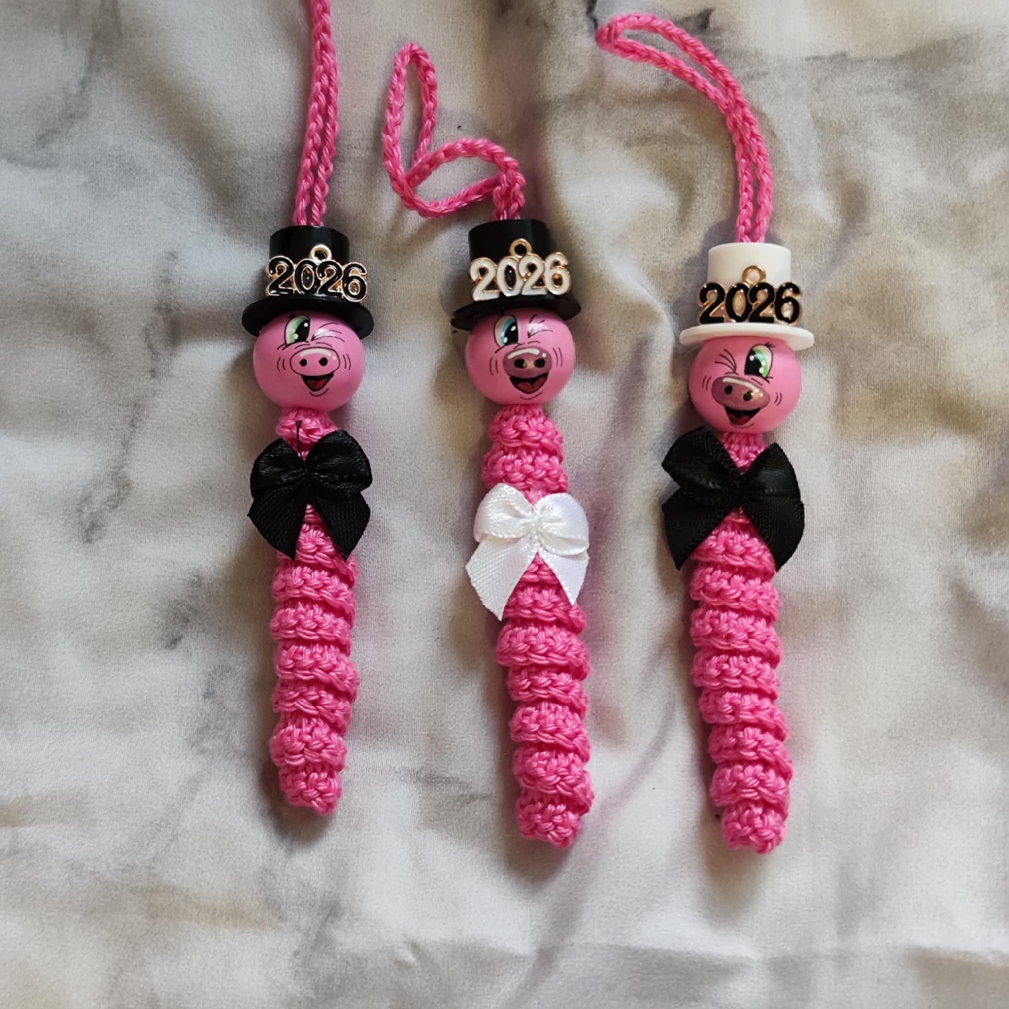 Glücksschweinchen mit Zylinder & Mascherl – gehäkelter Silvester Glücksbringer