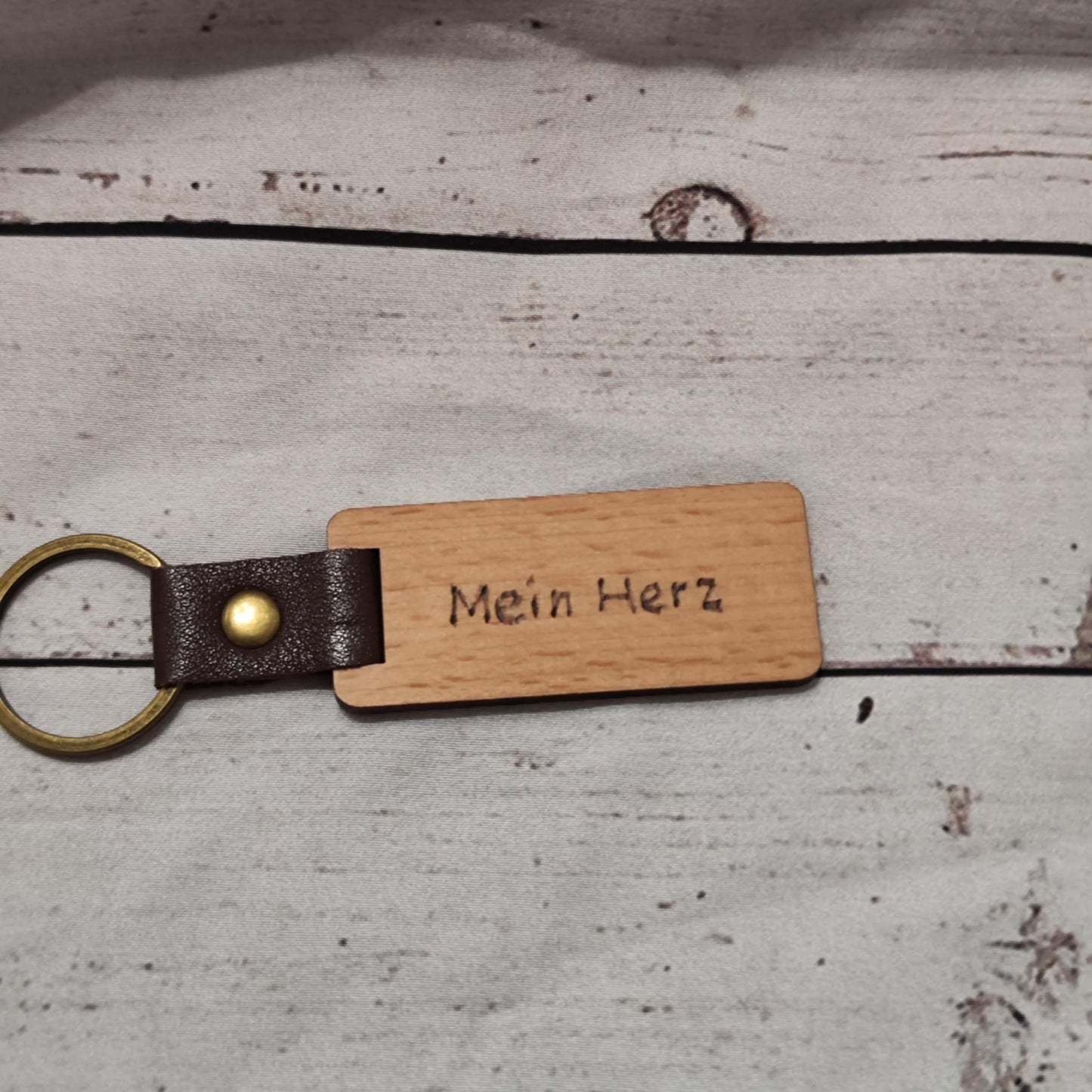 Schlüsselanhänger aus Holz mit Brandmalerei – personalisierbar