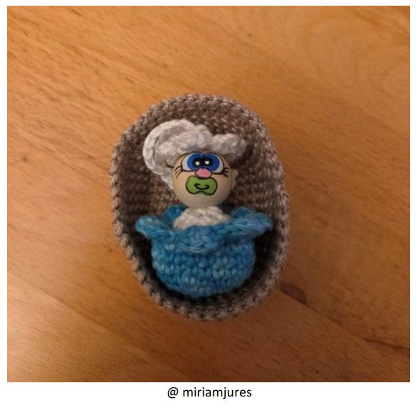 Häkelanleitung „Baby in Korb” – mit 2 cm Holzkugel (PDF)