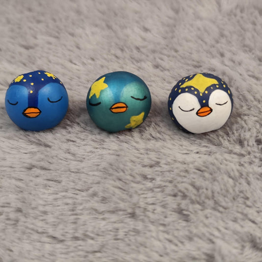 3er Set „Mondpinguine – Schlafend“ (handbemalt, Unikate)