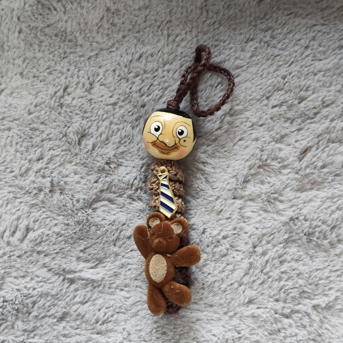 Der Krawattenmann mit Teddy – Handgehäkeltes Sorgenwürmchen