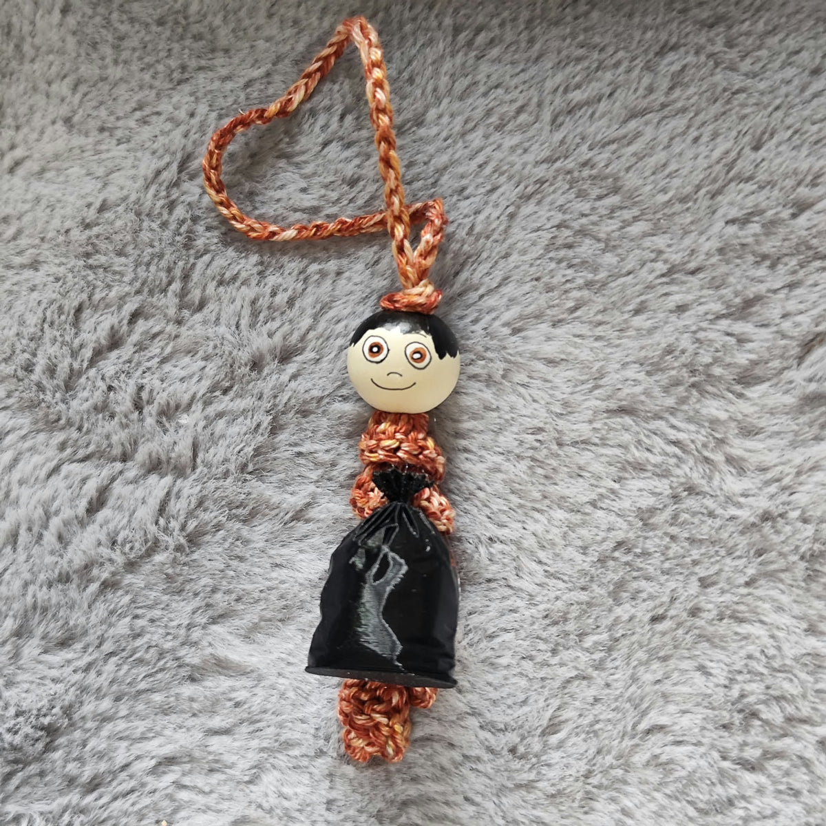 Müllmann – Handgehäkeltes Sorgenwürmchen mit Müllsack