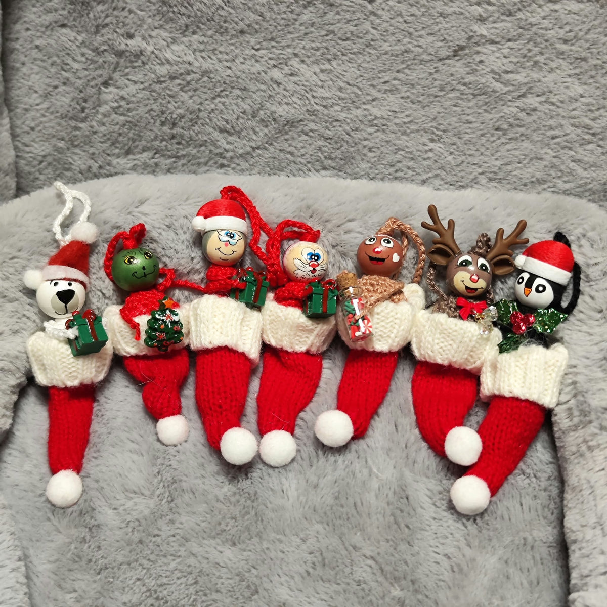 Weihnachtstruppe in der Mütze – Handgehäkeltes Sorgenwürmchen | Limitierte Edition