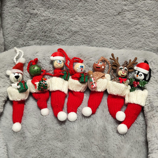 Weihnachtstruppe in der Mütze – Handgehäkeltes Sorgenwürmchen | Limitierte Edition