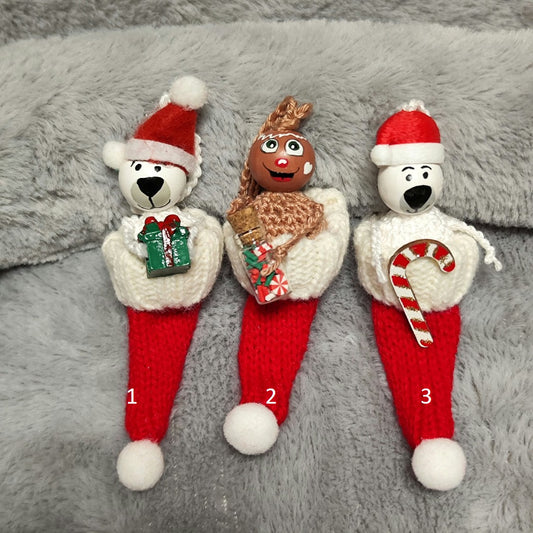 Weihnachtstruppe in der Mütze – Handgehäkeltes Sorgenwürmchen | Limitierte Edition