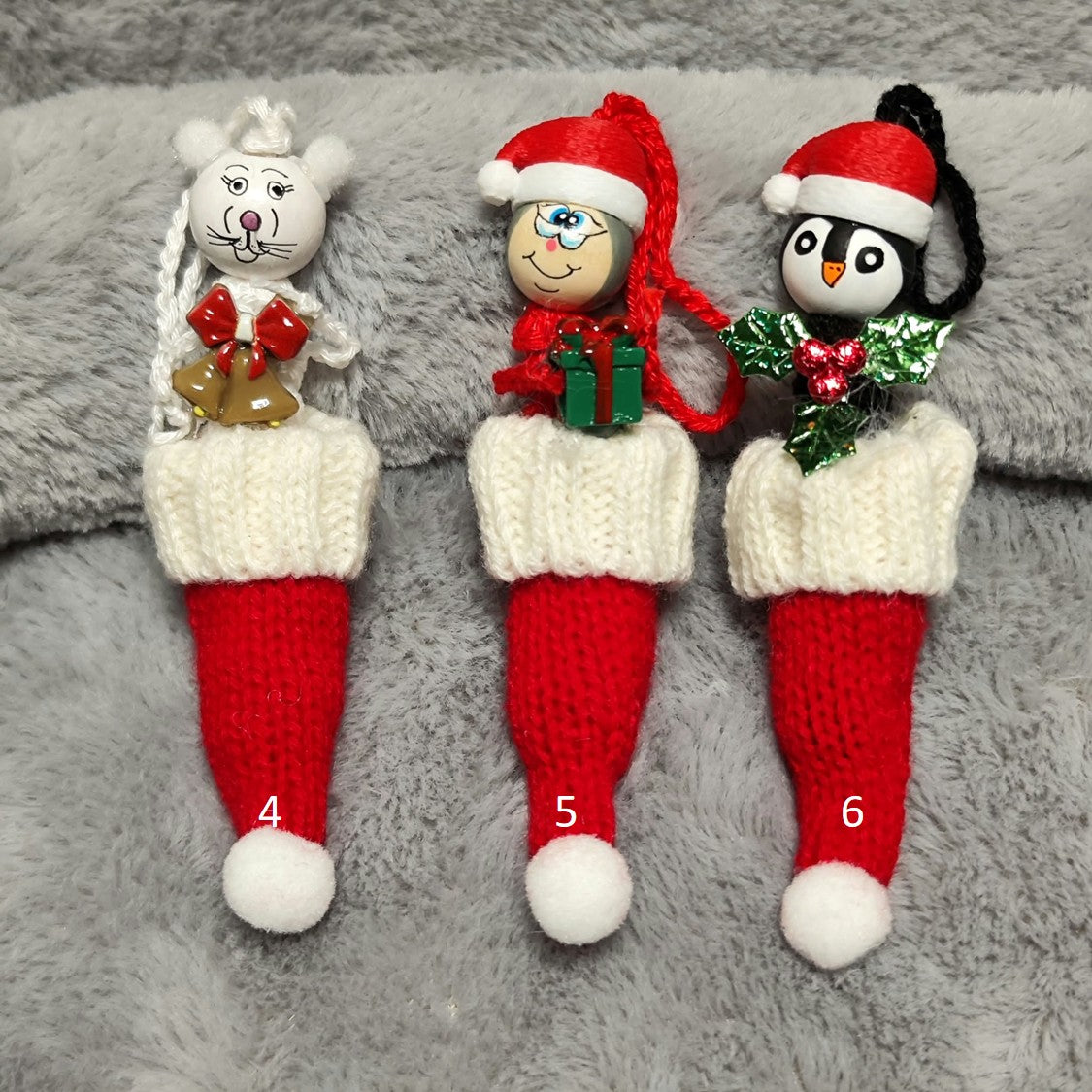Weihnachtstruppe in der Mütze – Handgehäkeltes Sorgenwürmchen | Limitierte Edition
