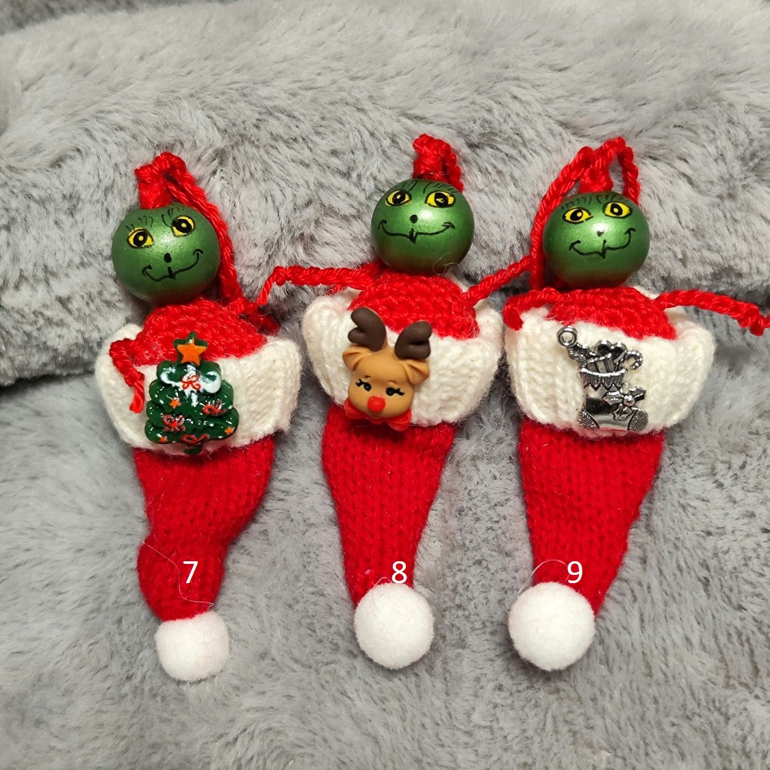Weihnachtstruppe in der Mütze – Handgehäkeltes Sorgenwürmchen | Limitierte Edition