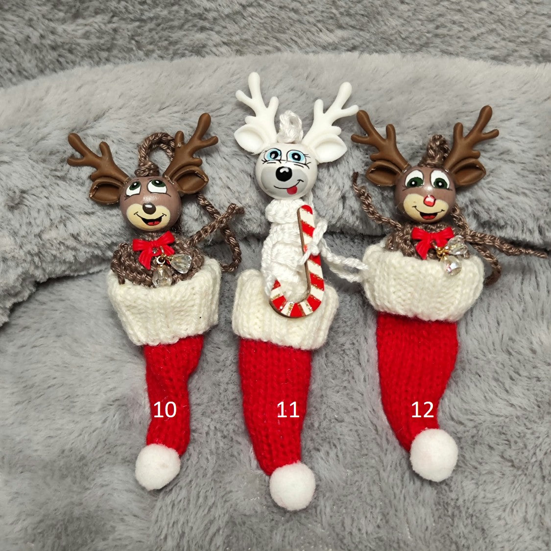 Weihnachtstruppe in der Mütze – Handgehäkeltes Sorgenwürmchen | Limitierte Edition