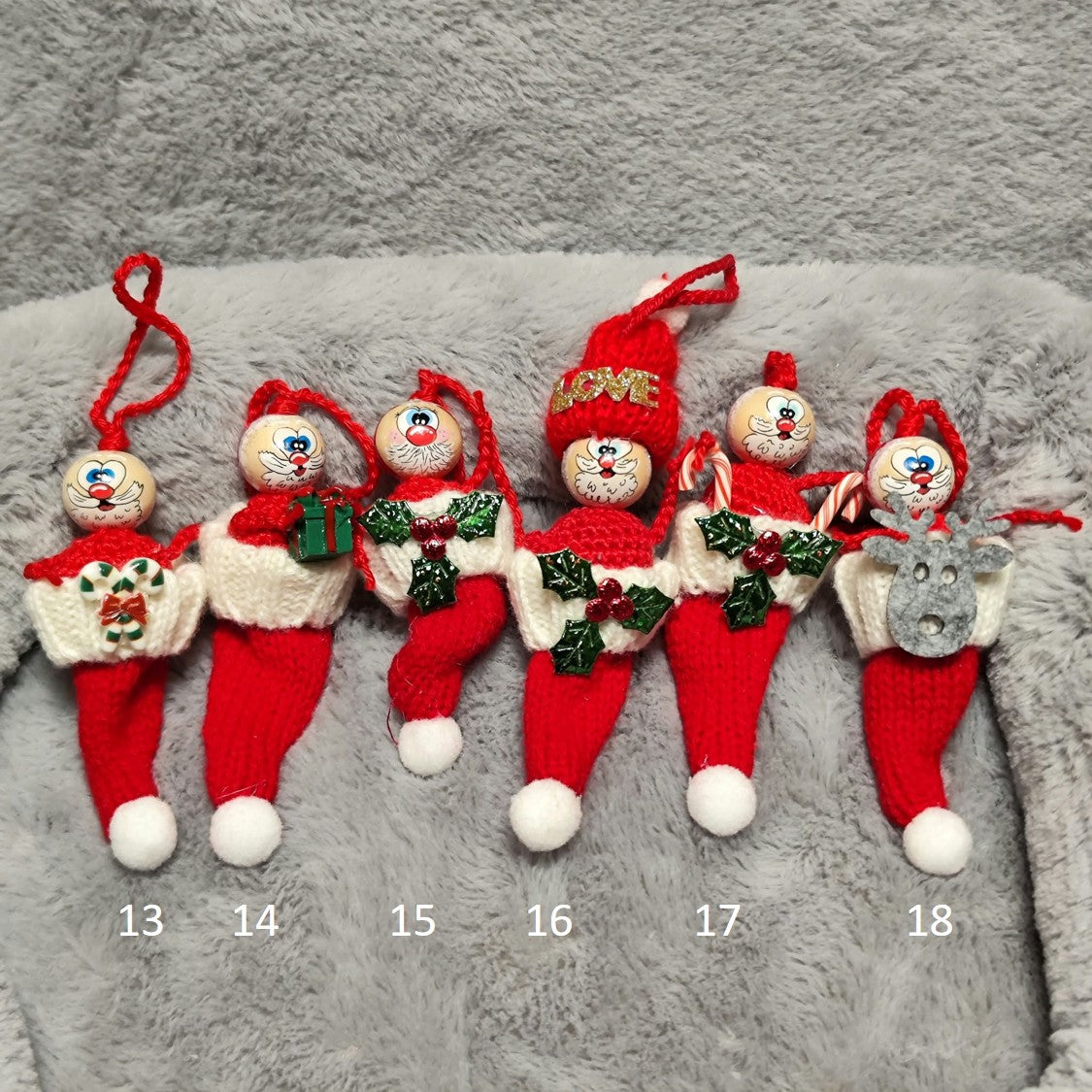 Weihnachtstruppe in der Mütze – Handgehäkeltes Sorgenwürmchen | Limitierte Edition