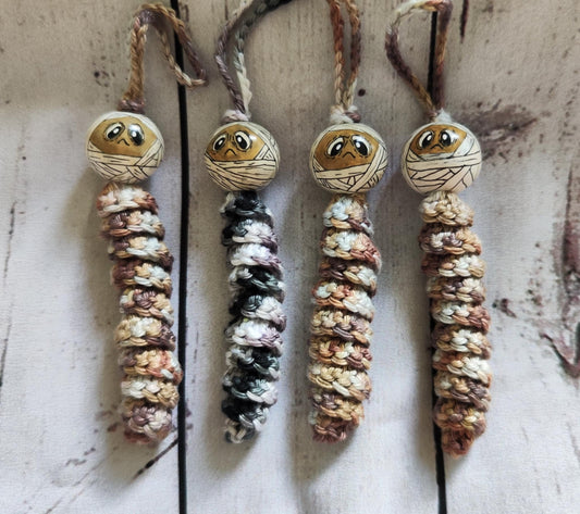 🕸️ Verwickelt & verzaubert – Das Mumien-Sorgenwürmchen