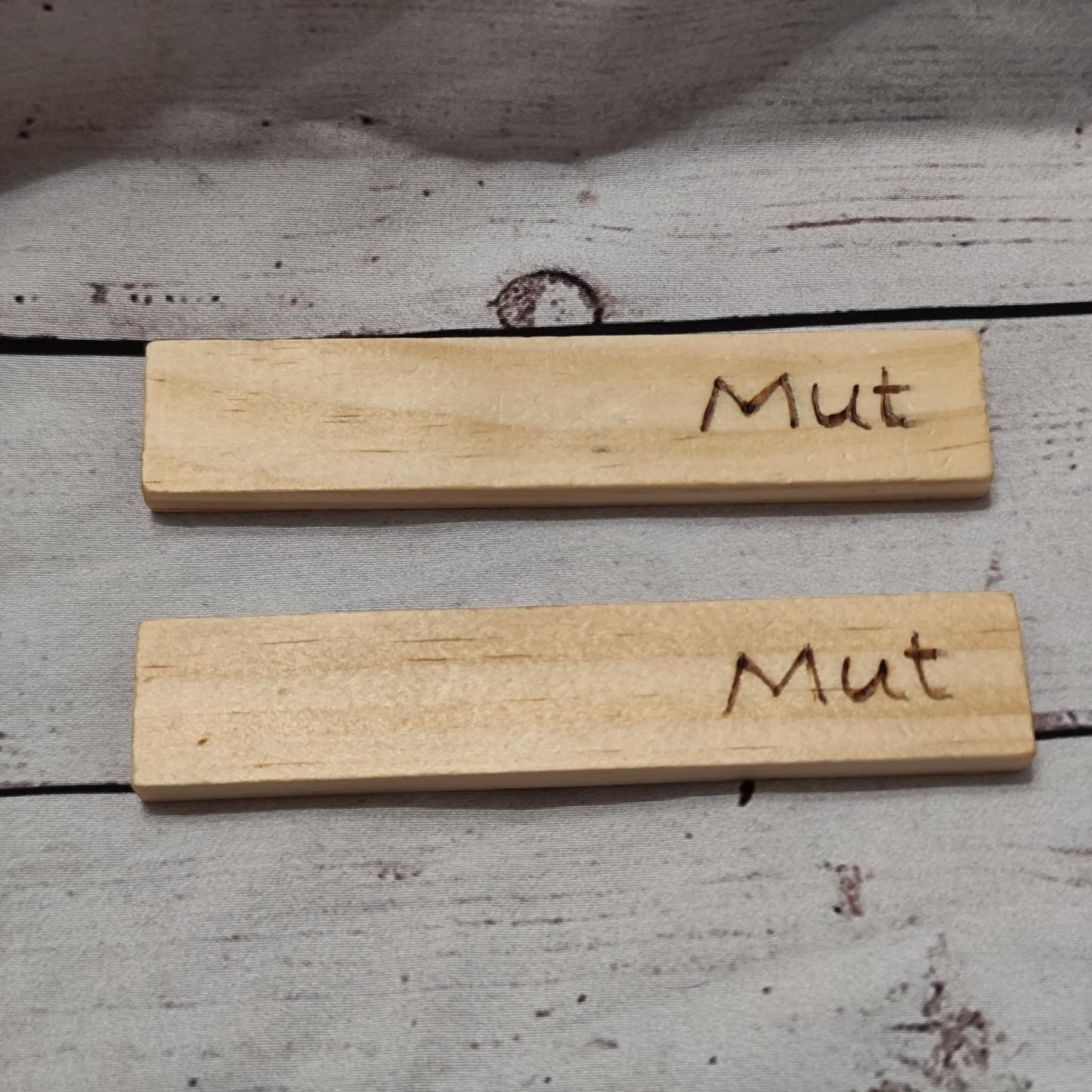 Holzklötzchen mit Brandmalerei – Deko & Geschenkanhänger