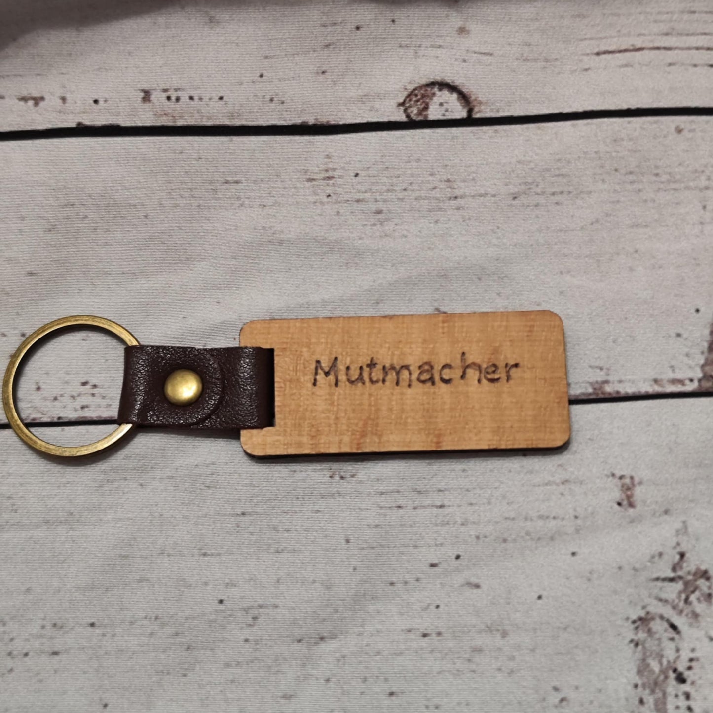 Schlüsselanhänger aus Holz mit Brandmalerei – personalisierbar