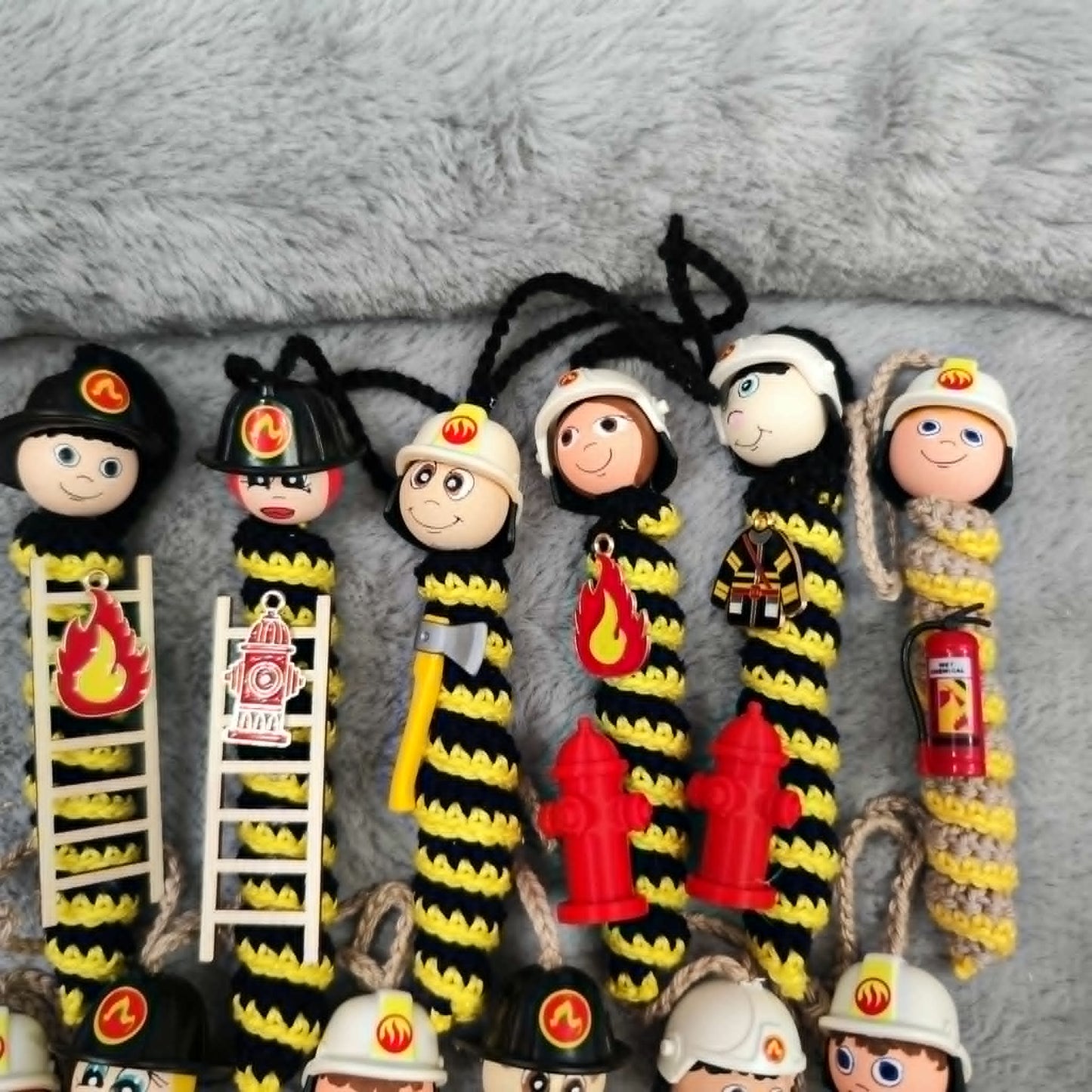 Aufgestockt Feuerwehrmann – Handgehäkeltes Sorgenwürmchen mit Helm & Zubehör