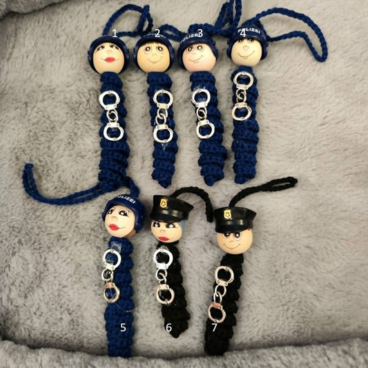 Nachschub Polizist – Handgehäkeltes Sorgenwürmchen mit Handschellen