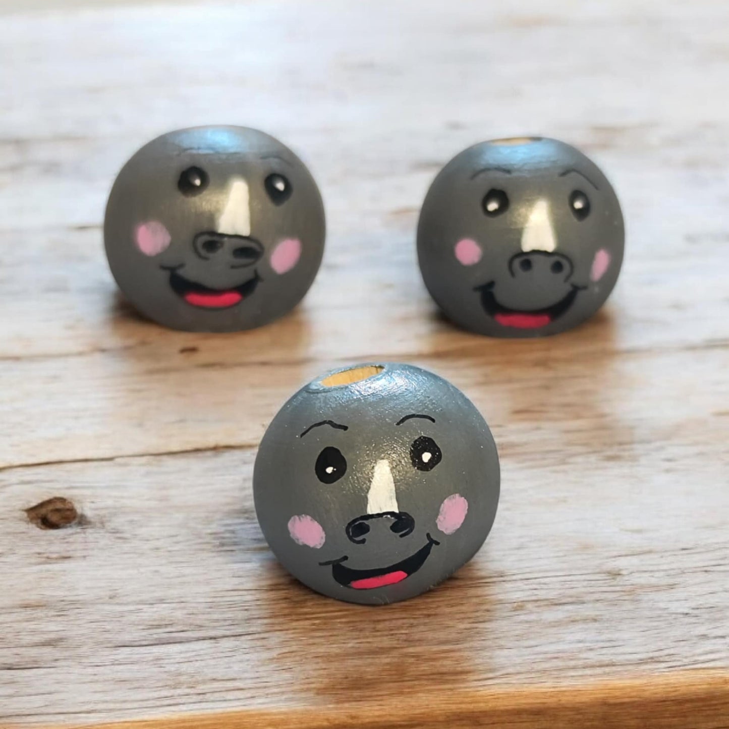 Nashorn (2 cm oder 2,5 cm) – Handbemalte Holzperlen