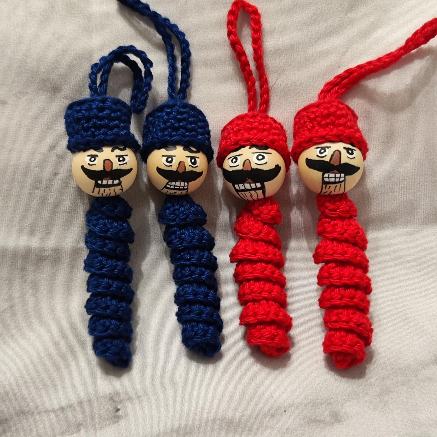 Sorgenwurm Nussknacker-Wache – Handgehäkelter Weihnachts-Glücksbringer