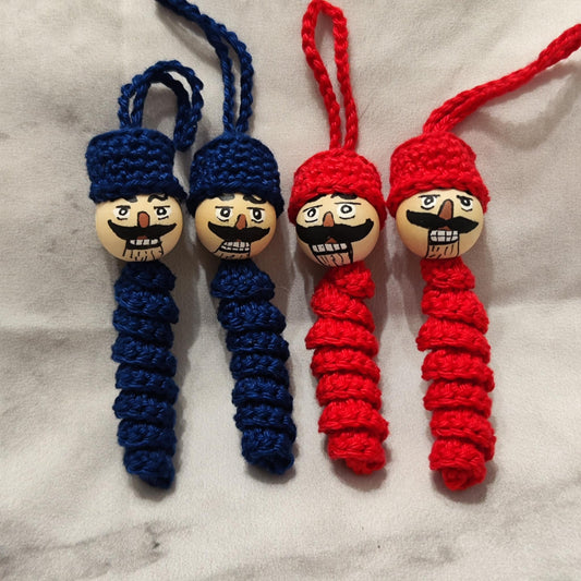 Nussknacker-Würmchen – gehäkelter Anhänger mit Holzköpfchen Christbaumschmuck