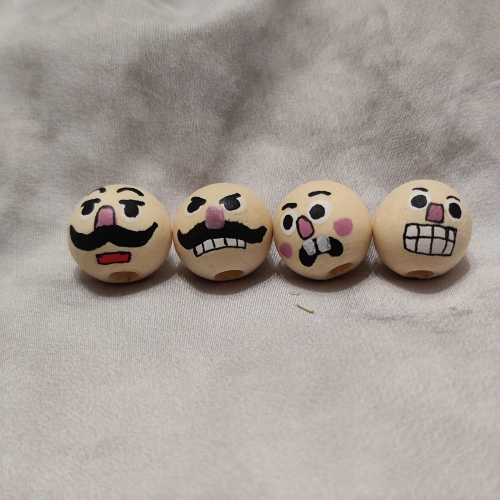 Nussknacker 4er-Set – handbemalte Holzköpfchen, einfache Version, 2 cm