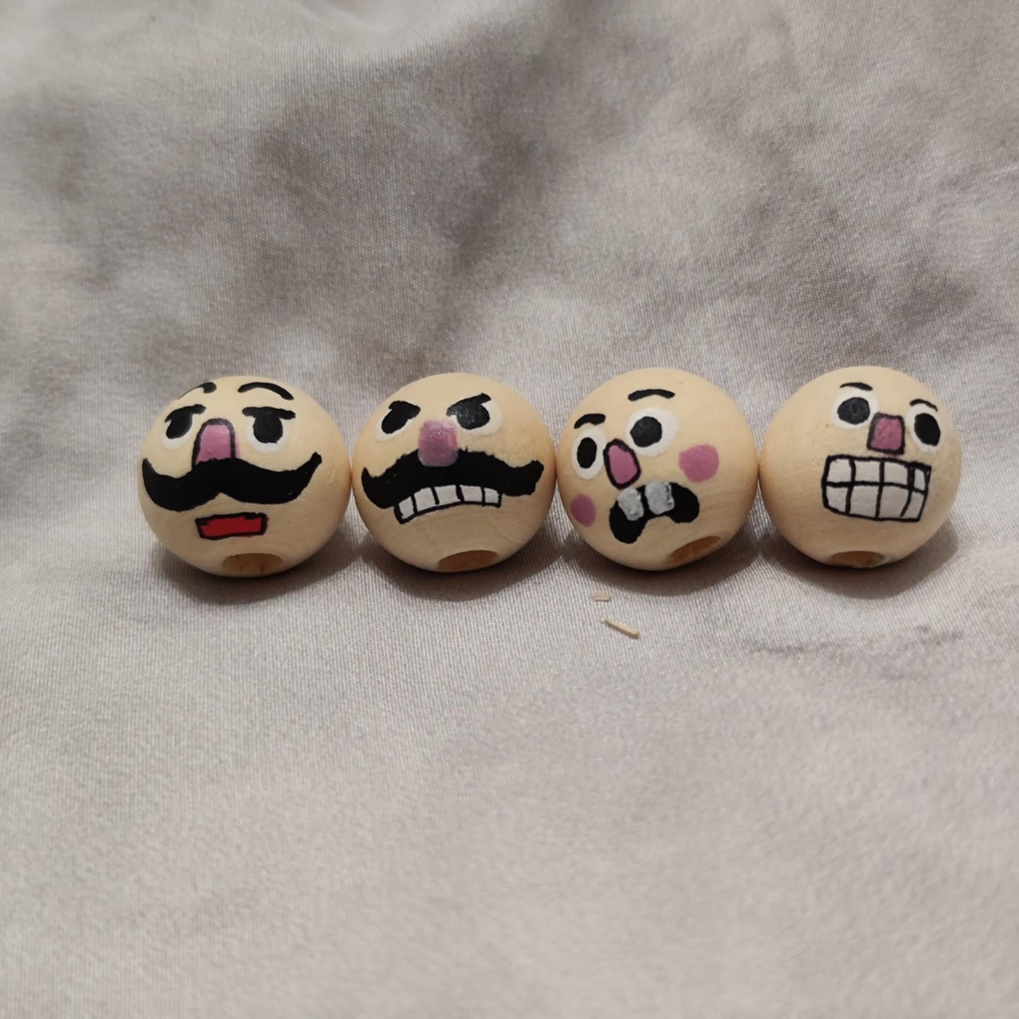 Nussknacker 4er-Set – handbemalte Holzköpfchen, einfache Version, 2 cm