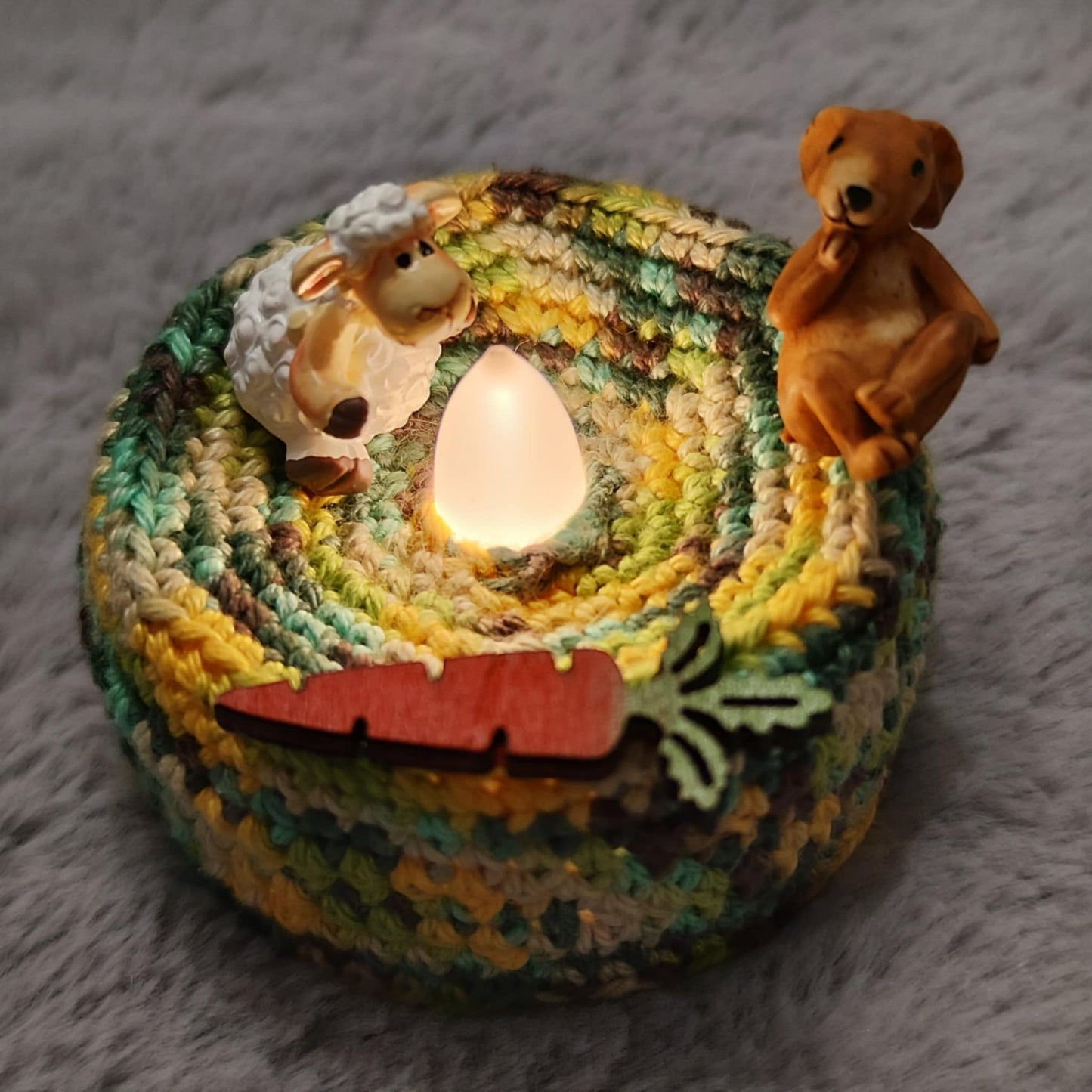 Diverse Oster-Teelichter umhäkelt – LED-Teelicht mit liebevoller Osterzierde (6 cm)