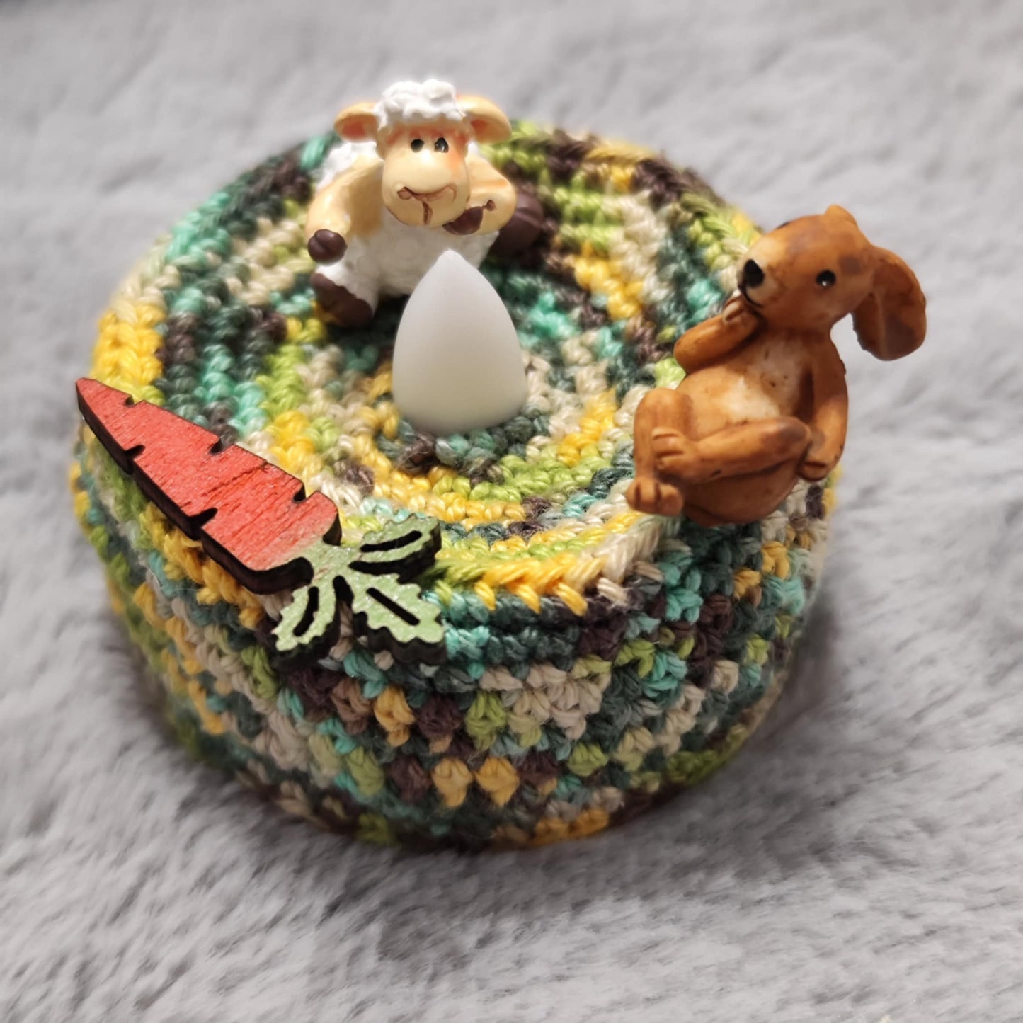 Diverse Oster-Teelichter umhäkelt – LED-Teelicht mit liebevoller Osterzierde (6 cm)