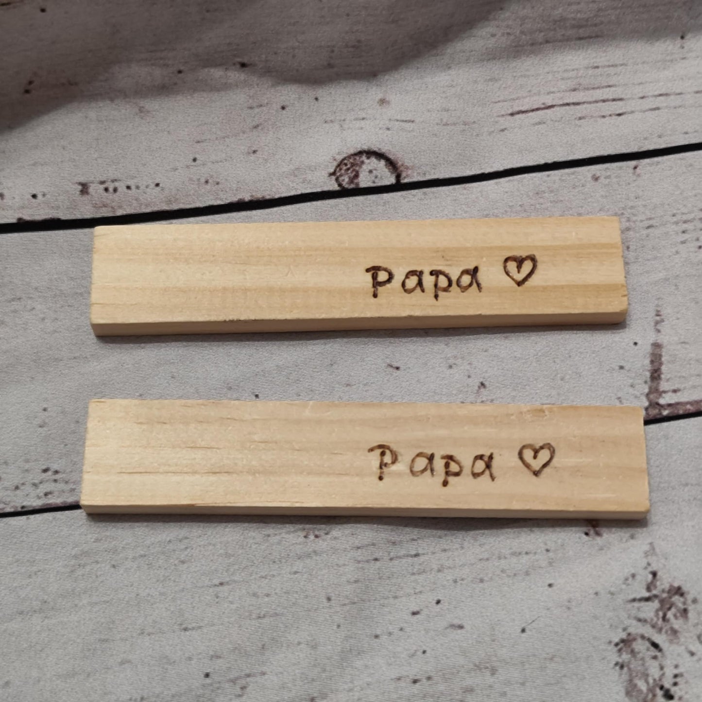 Holzklötzchen mit Brandmalerei – Deko & Geschenkanhänger