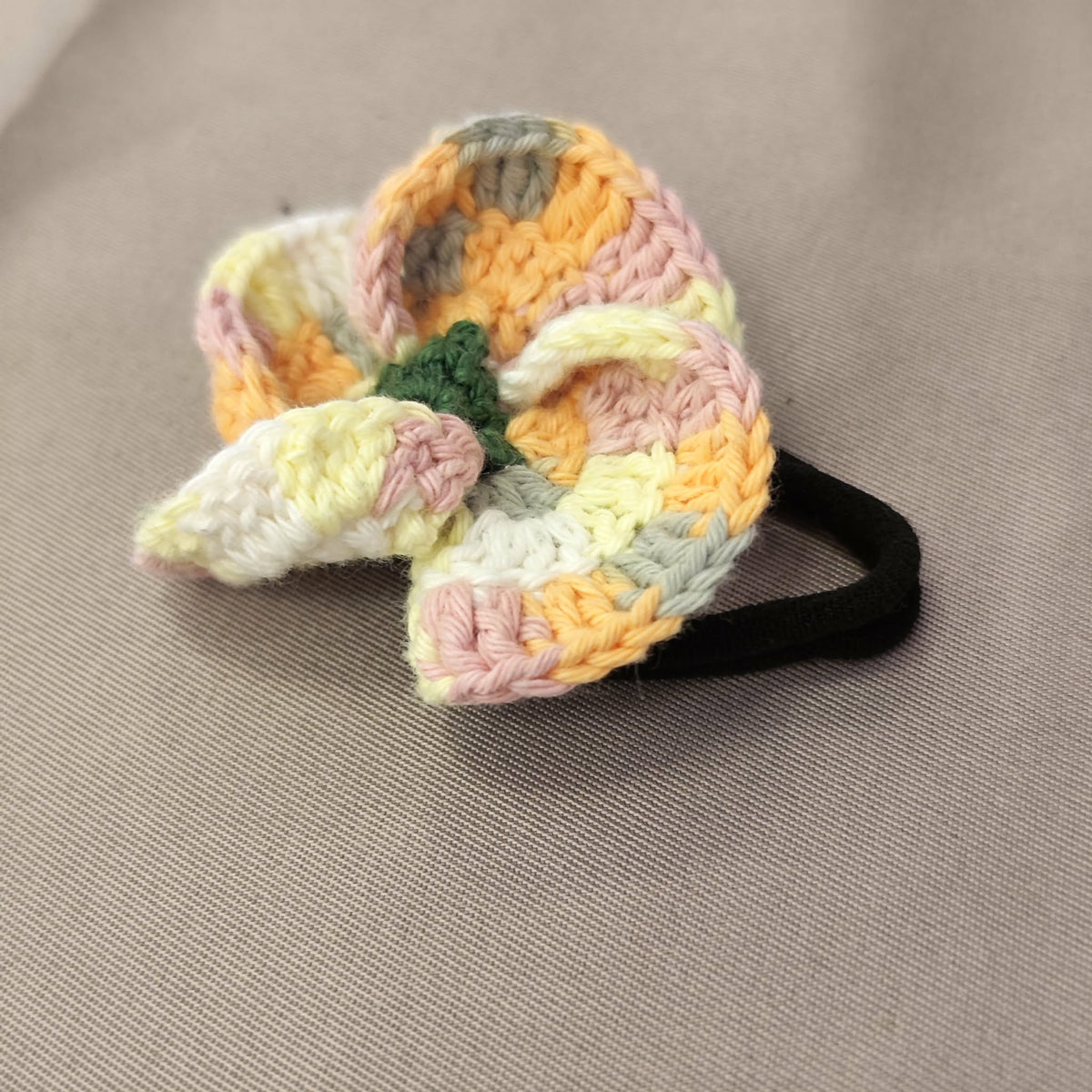 Blüten-Haargummi – gehäkelt, Ø ca. 5 cm