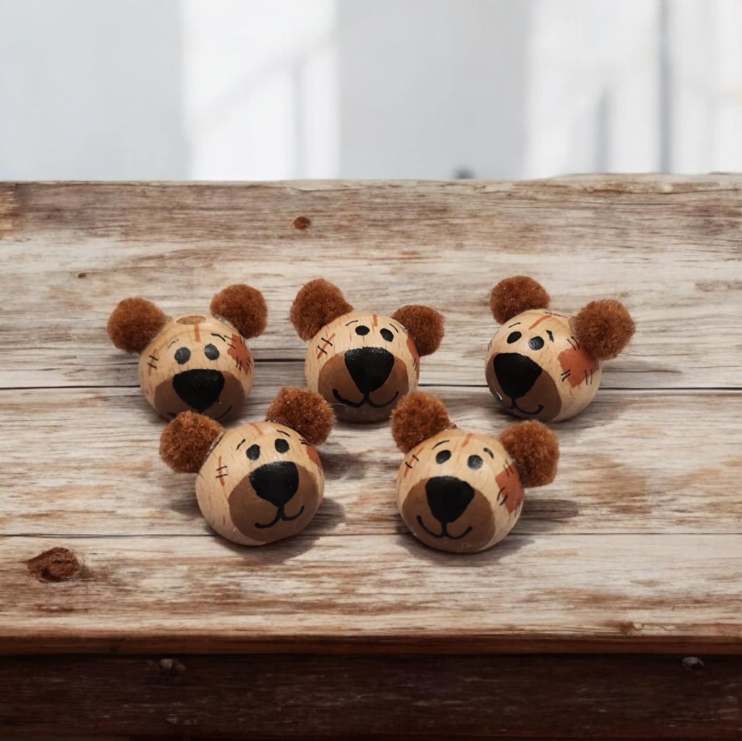 Diverse Patch-Bär Köpfchen aus Holz – handbemalt mit flauschigen Pompon-Ohren