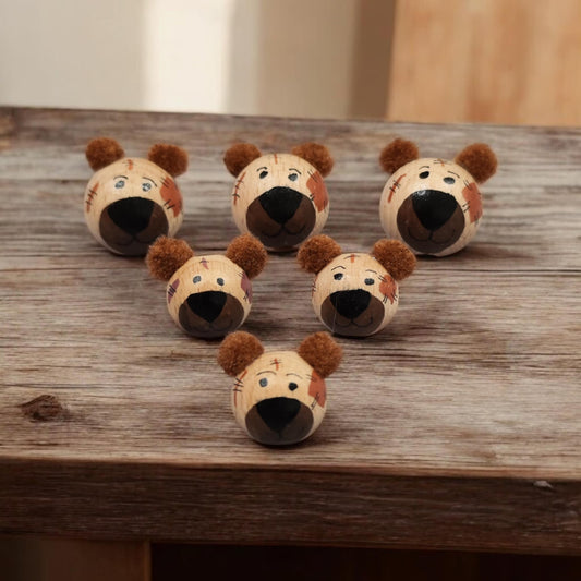 Diverse Patch-Bär Köpfchen aus Holz – handbemalt mit flauschigen Pompon-Ohren