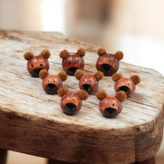 Diverse Patch-Bär Köpfchen aus Holz – handbemalt mit flauschigen Pompon-Ohren