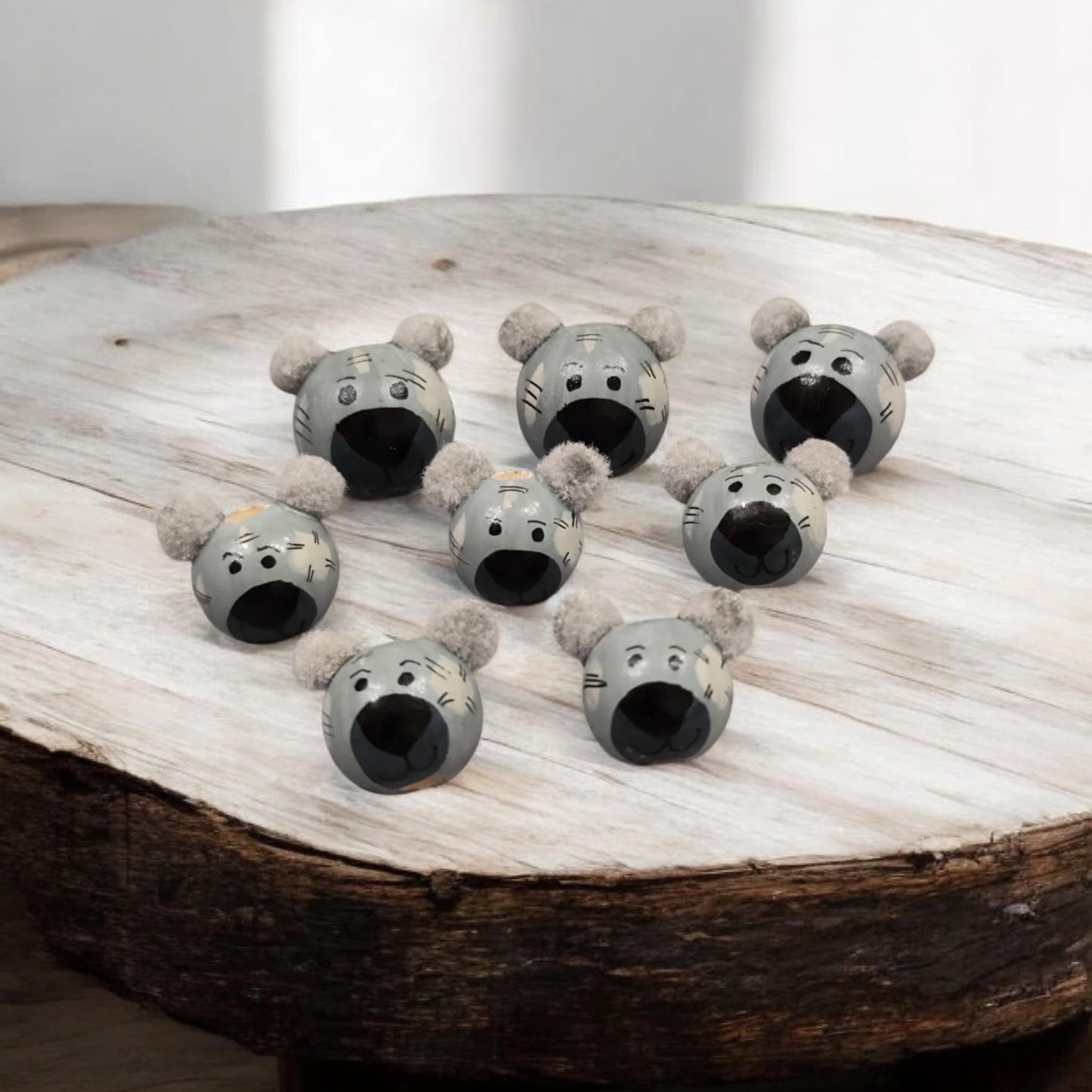 Diverse Patch-Bär Köpfchen aus Holz – handbemalt mit flauschigen Pompon-Ohren