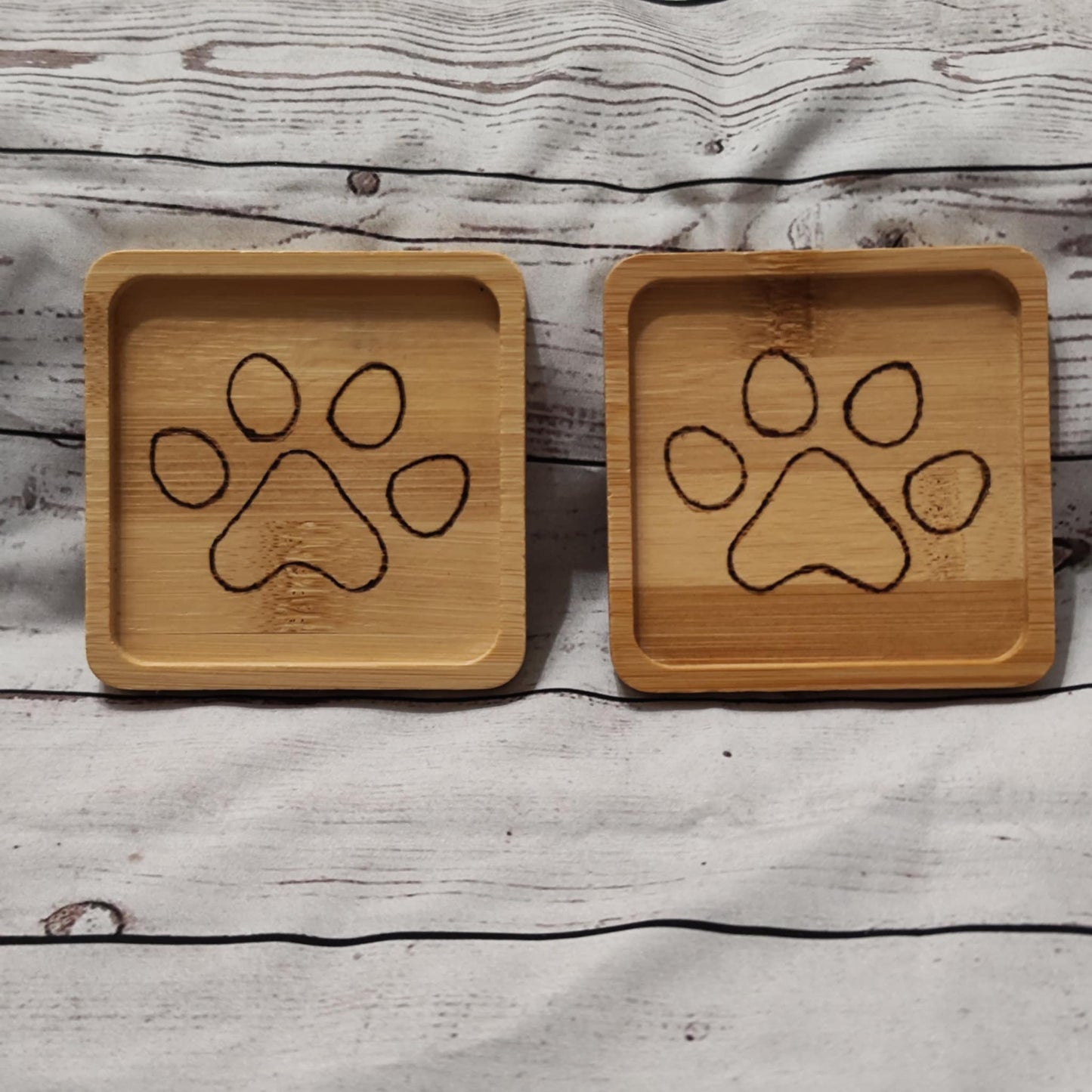 2er Sets - Quadratischer Bambus-Untersetzer mit Brandmalerei (9x9 cm) verschiedene Motive