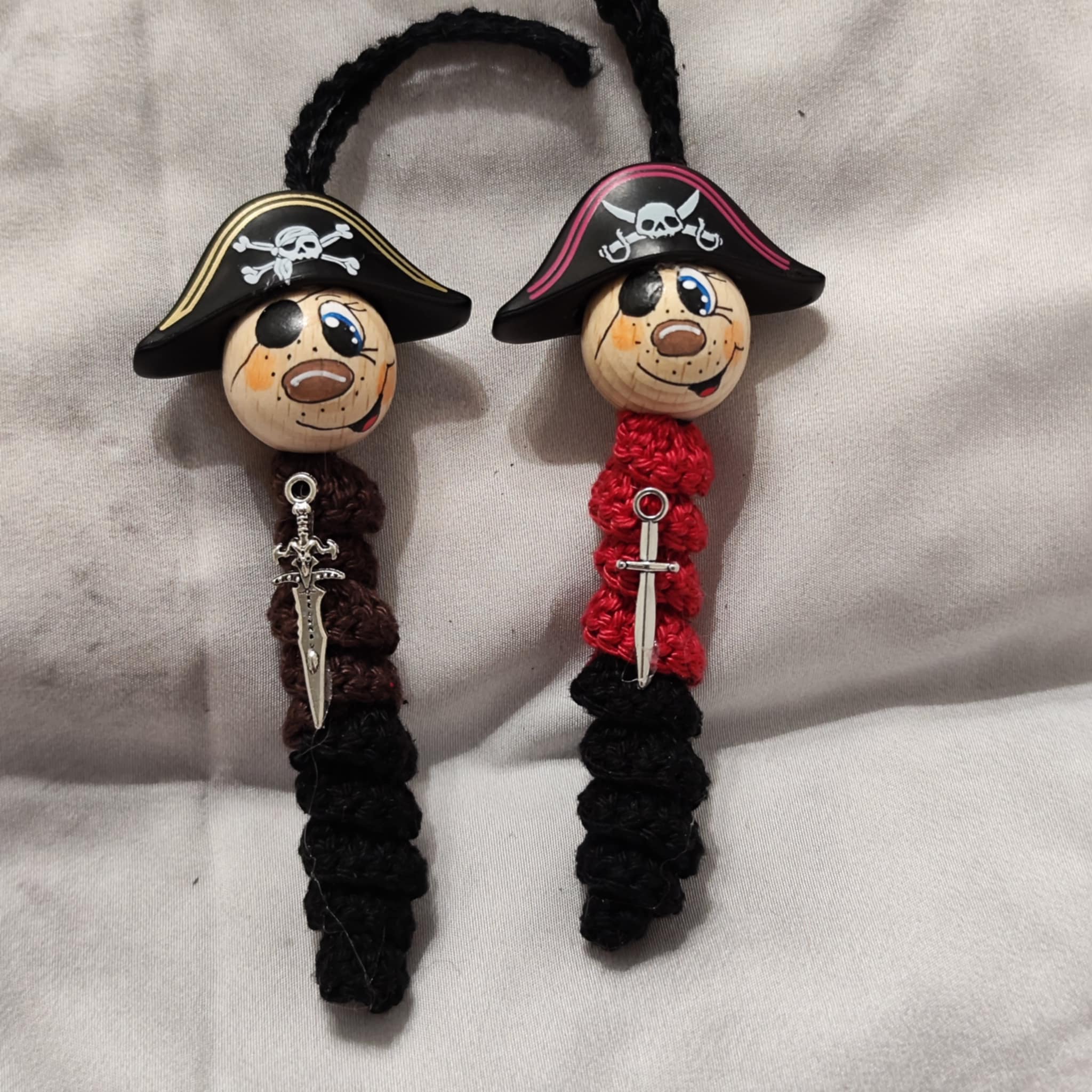 Pirat-Würmchen – gehäkelter Dekoanhänger mit Holzköpfchen & Piratenhut