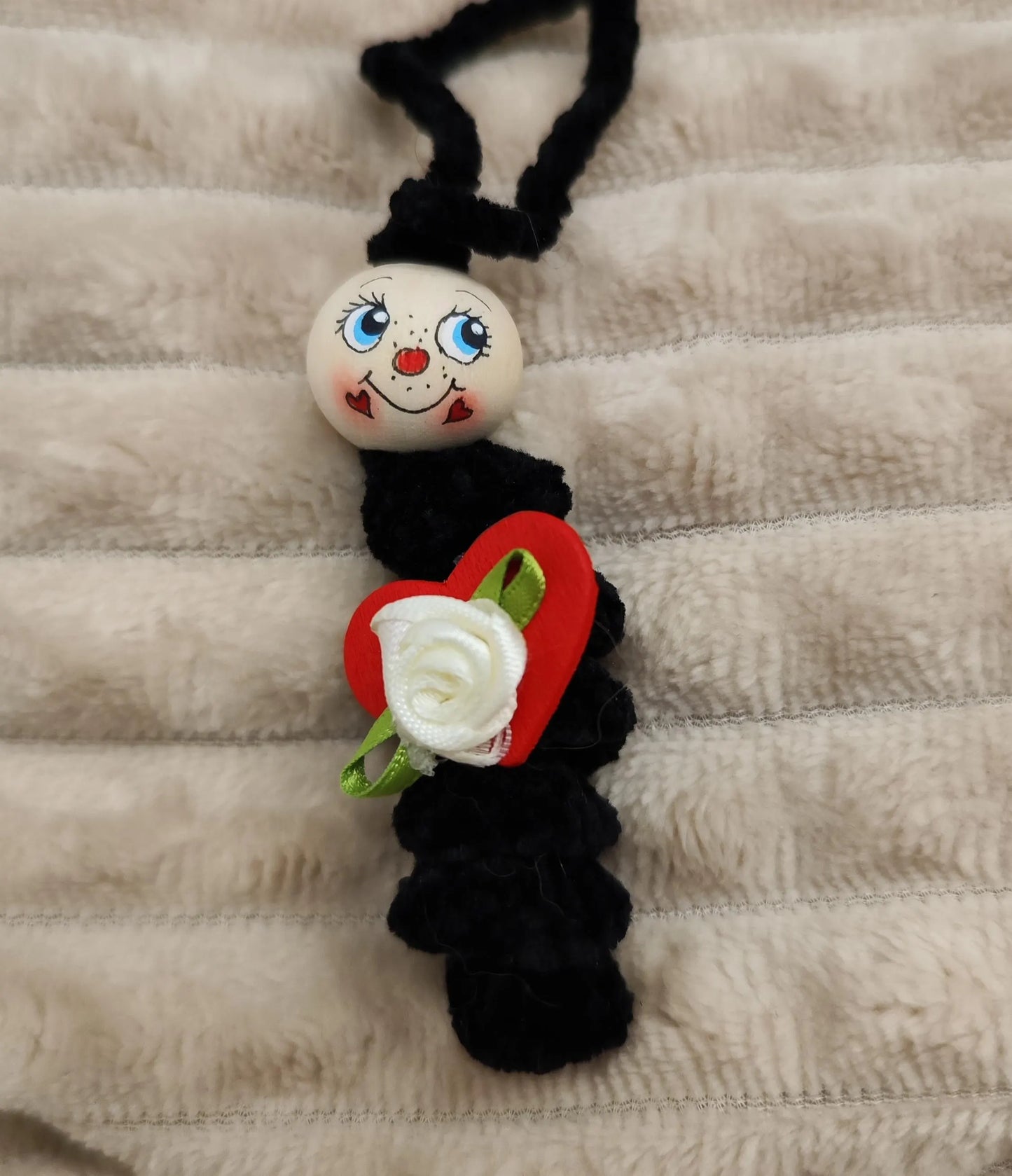 🧶 Herzdame in Schwarz mit weißer Rose – Stille Geste, starke Wirkung