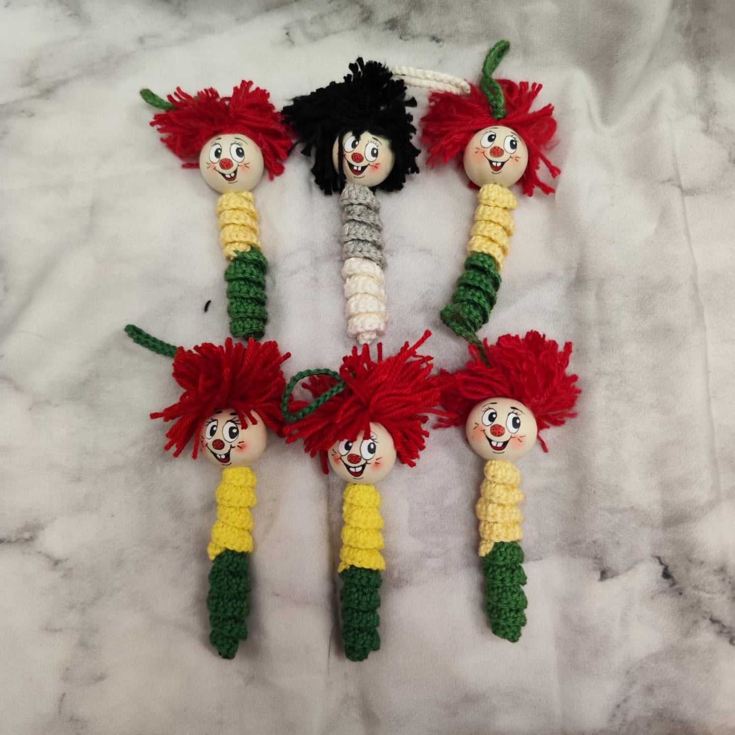 Wuschel-Kobold – Frecher Glücksbringer mit rotem oder schwarzem Wuschelhaar